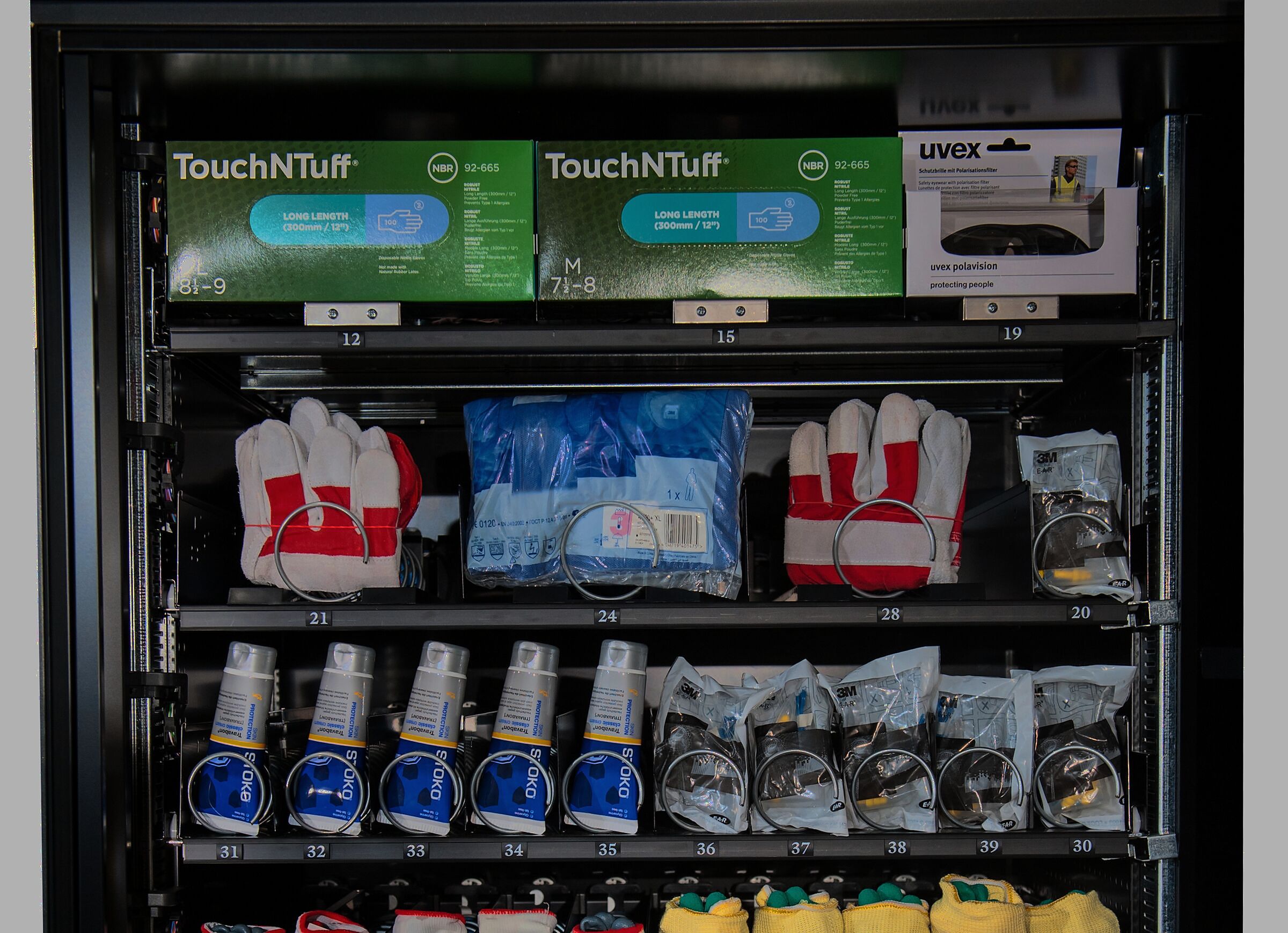 Automat de vending industrial OptiVEND într-o hală de producție, pentru distribuția controlată de EIP și consumabile