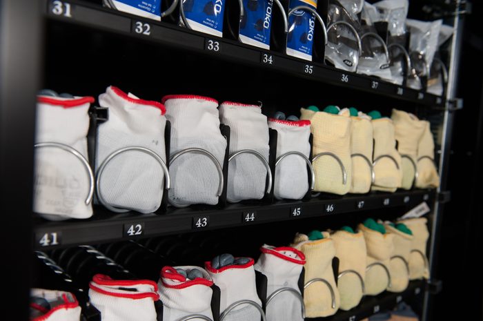 Interior automat OptiVEND cu produse PPE pe rafturi spirale